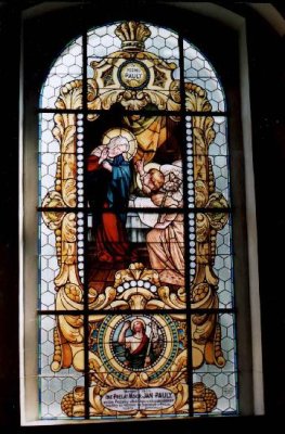 Vitráž v okně kostela na Křemešníku